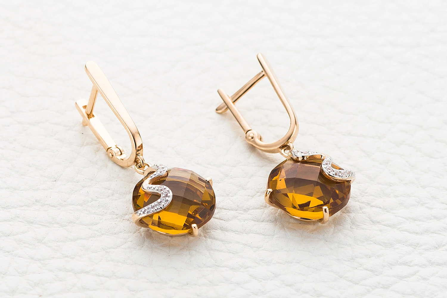 Серьги из красного золота с 2 султанитами и 14 фианитами