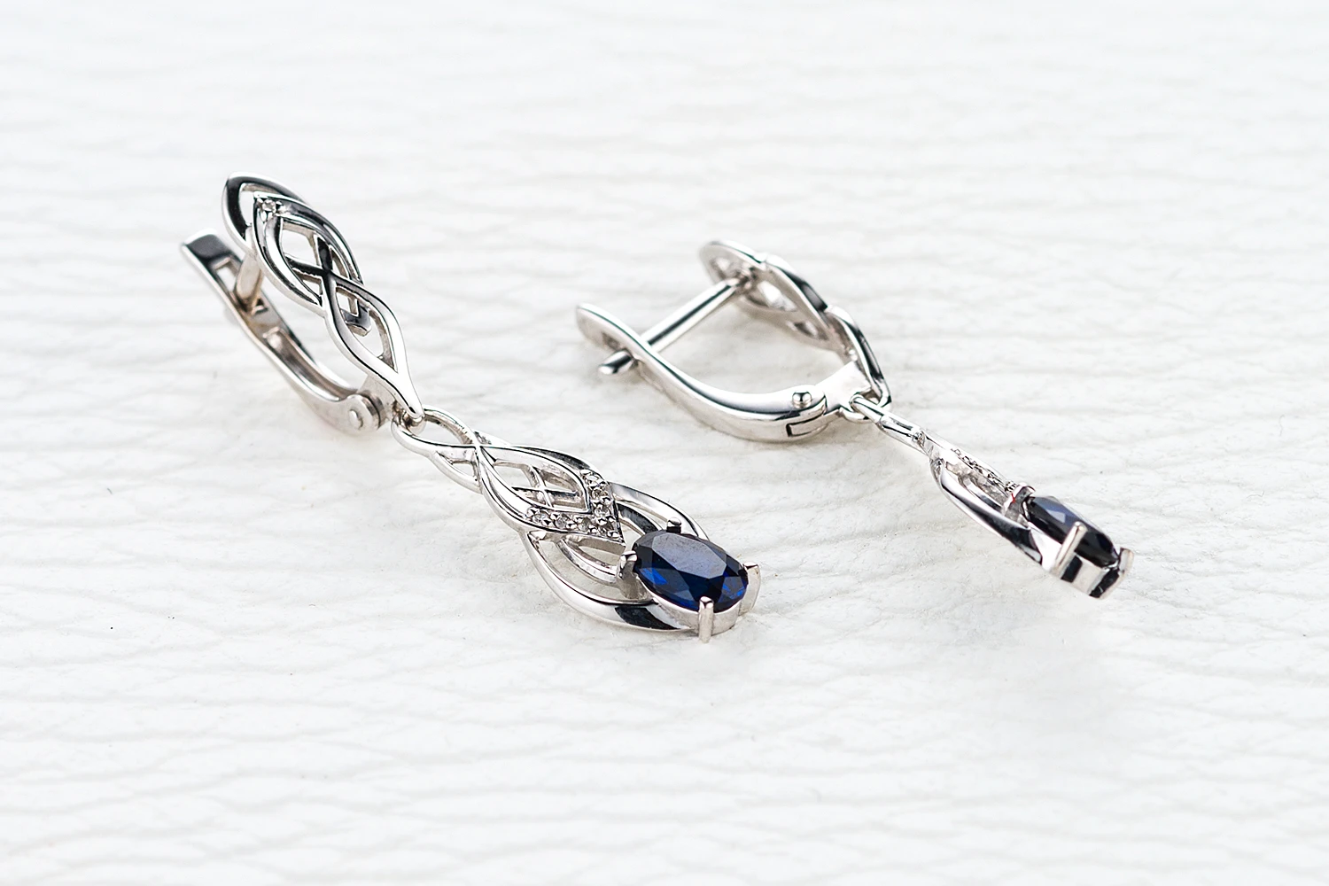 Серьги из белого золота с 2 корундами и 16 бриллиантами