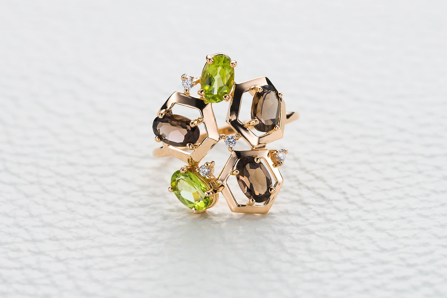 Кольцо из красного золота с раухтопазами, хризолитами и фианитами