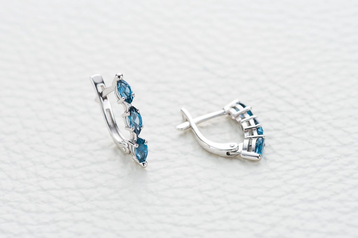 Серьги из белого золота с 6 топазами лондон