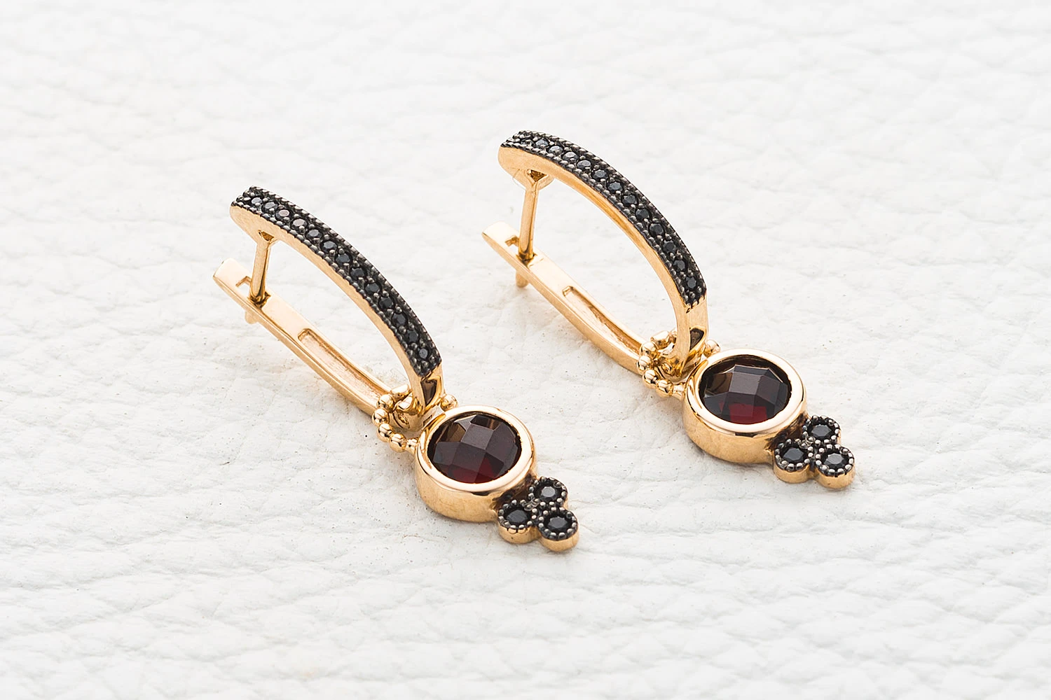 Серьги-трансформеры из красного золота с 2 гранатами и 32 фианитами