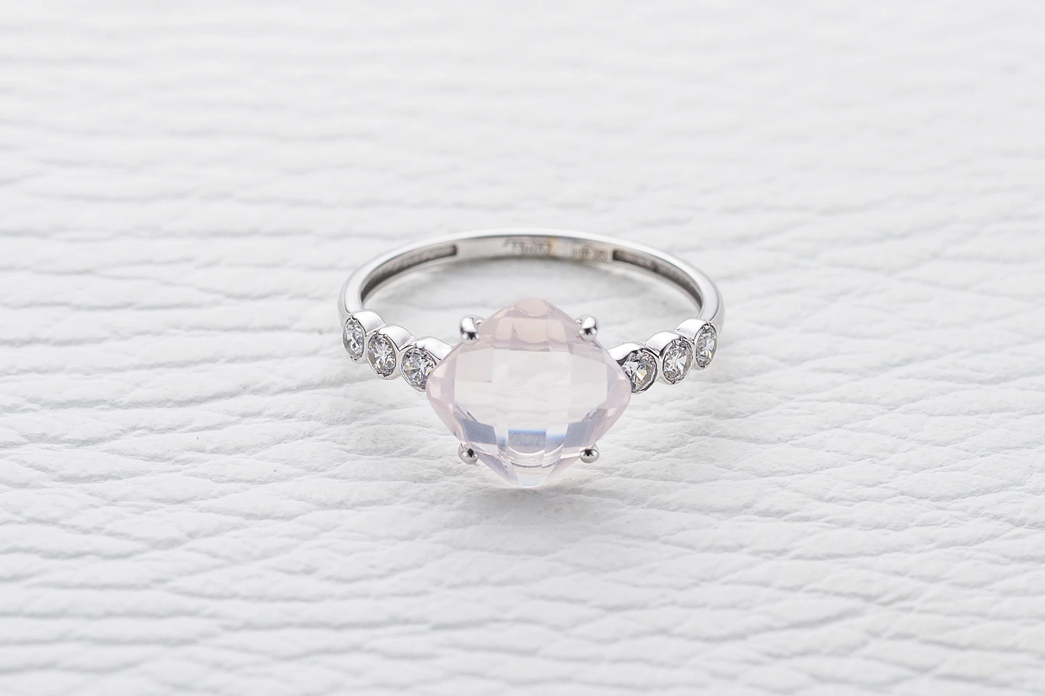Кольцо из белого золота с кварцем и 6 фианитами