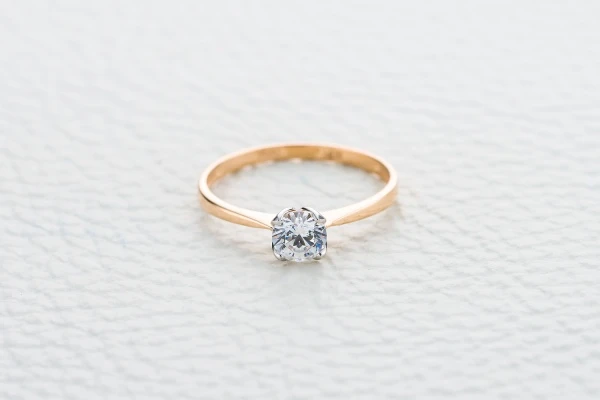 Кольцо из красного золота с кристаллом swarovski