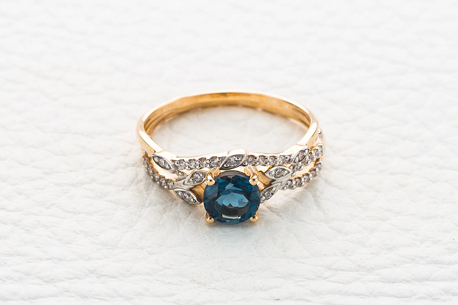 Кольцо из красного золота с топазом лондон и 35 фианитами