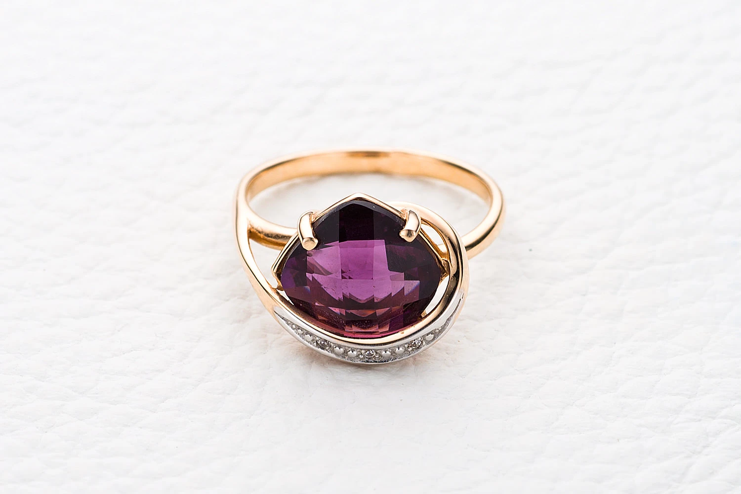 Кольцо из красного золота с аметистом и 3 фианитами
