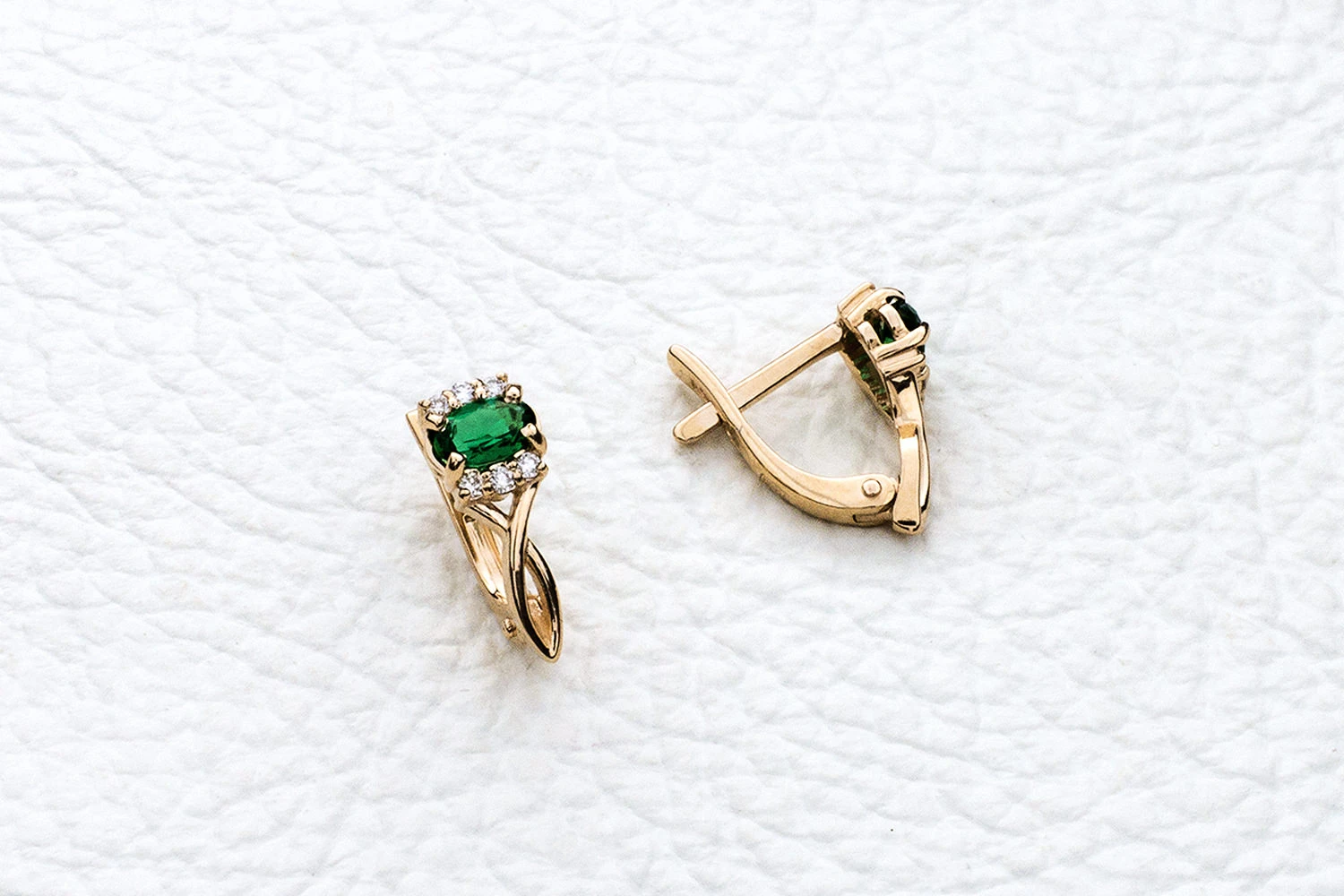 Серьги из красного золота с 2 изумрудами и 12 бриллиантами