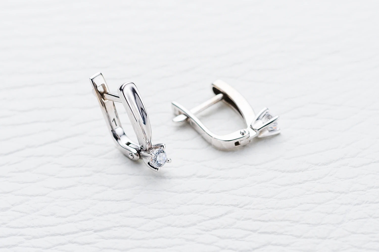 Серьги из белого золота с 2 фианитами