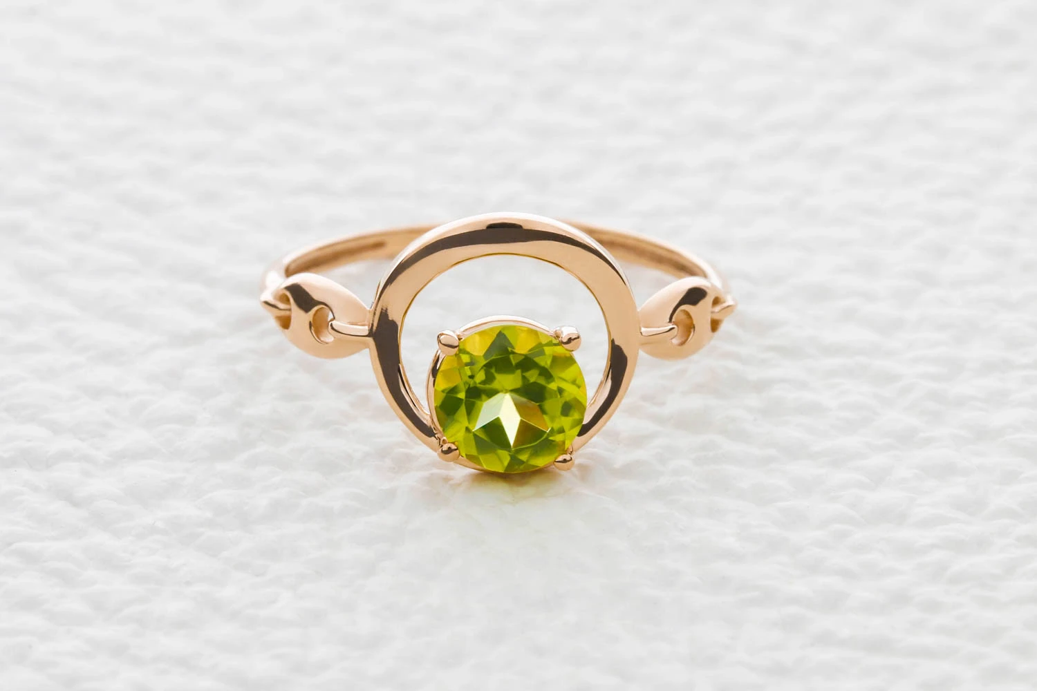 Кольцо из красного золота с хризолитом