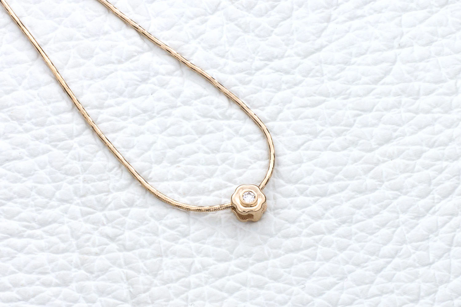 Колье Цветок из красного золота с бриллиантом