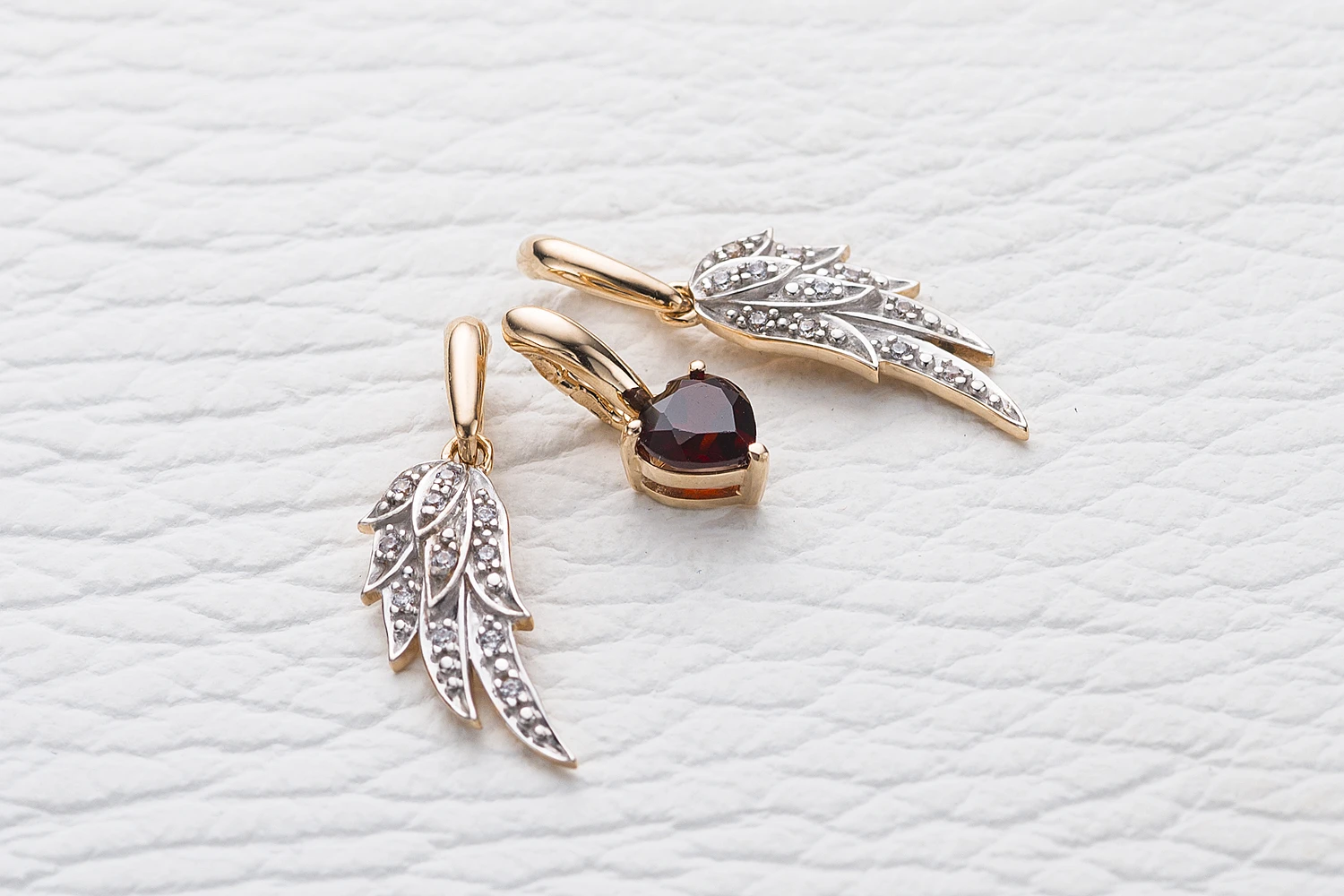 Подвеска Крыло из красного золота с гранатом и 22 фианитами