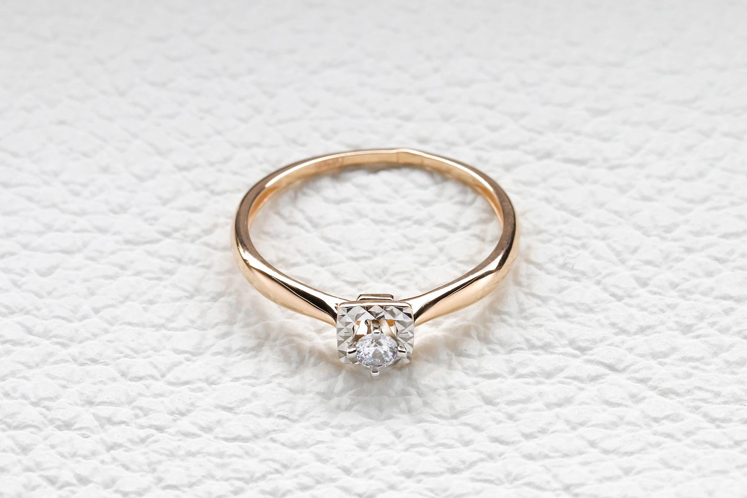 Кольцо из красного золота с муассанитом