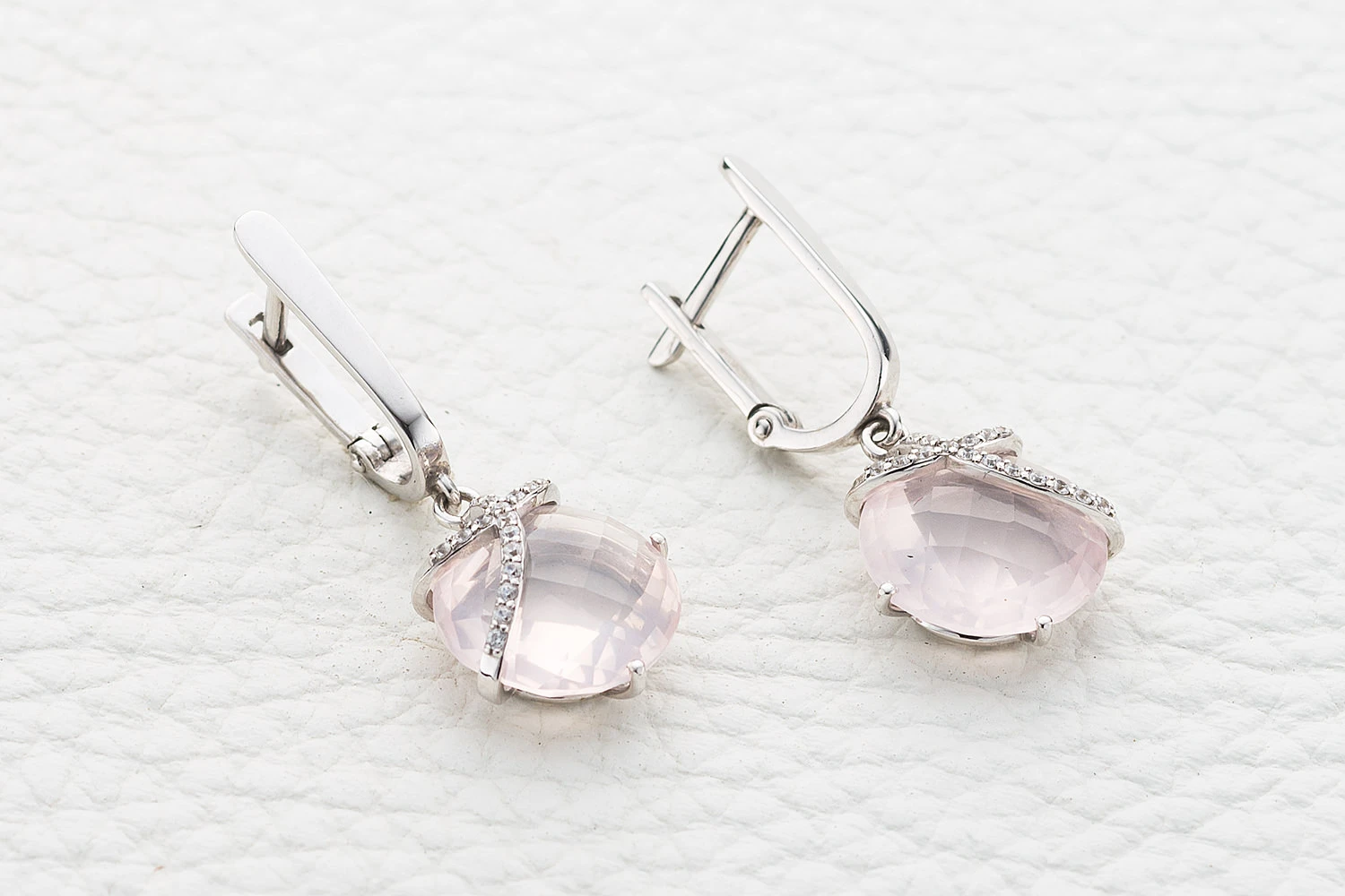 Серьги из белого золота с 2 кварцами и 32 фианитами