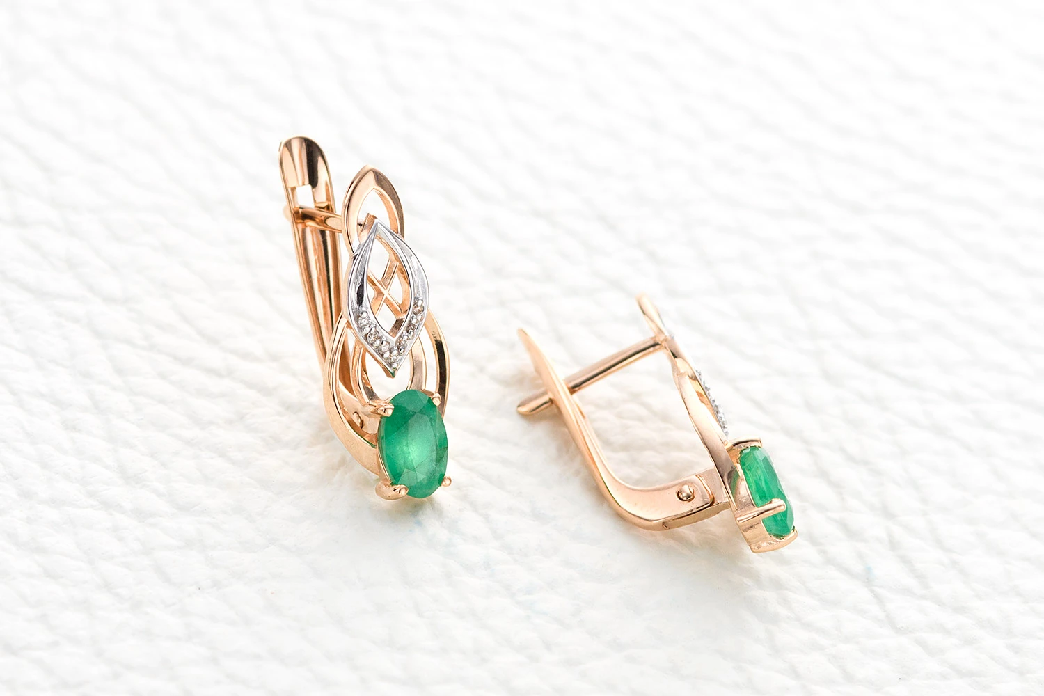 Серьги из красного золота с 2 изумрудами и 14 бриллиантами