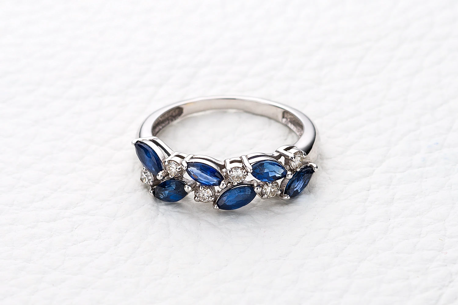Кольцо из белого золота с 6 сапфирами и 6 бриллиантами