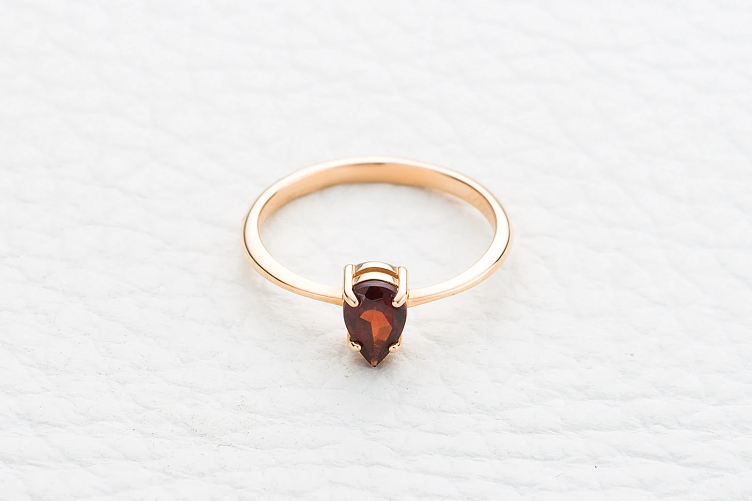 Детское кольцо из красного золота с гранатом