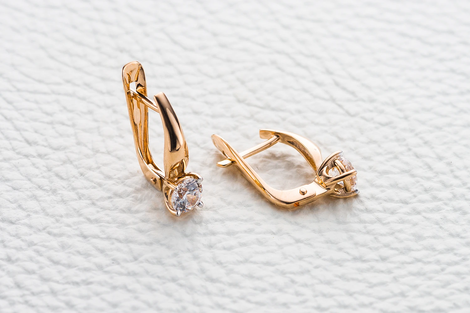 Серьги из красного золота с 2 кристаллами swarovski