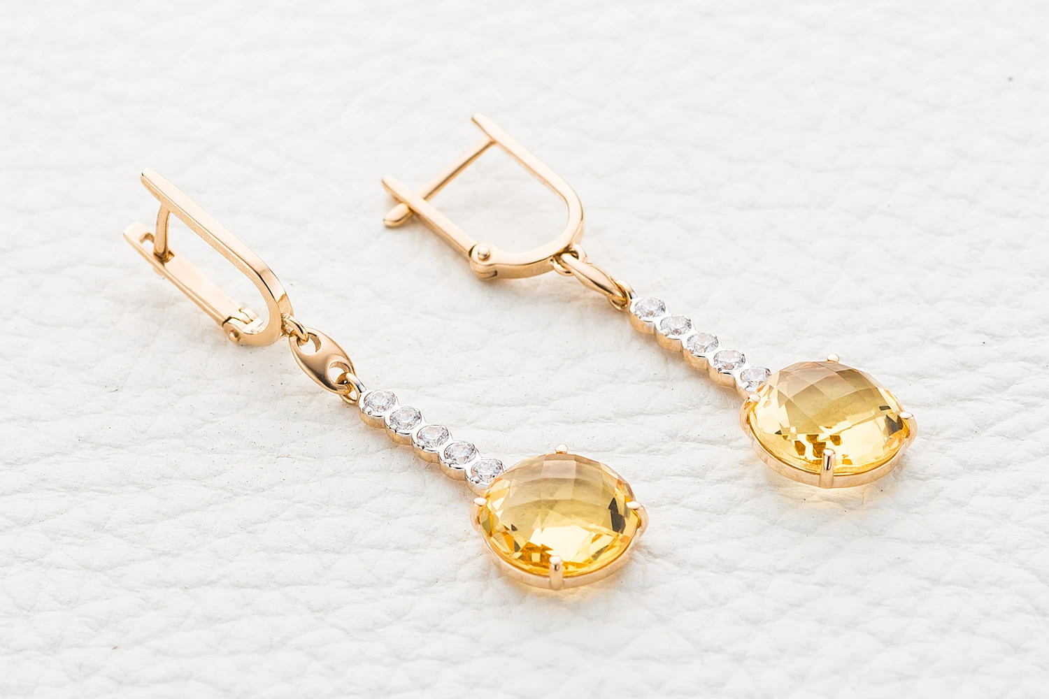Серьги из красного золота с 2 цитринами и 10 фианитами