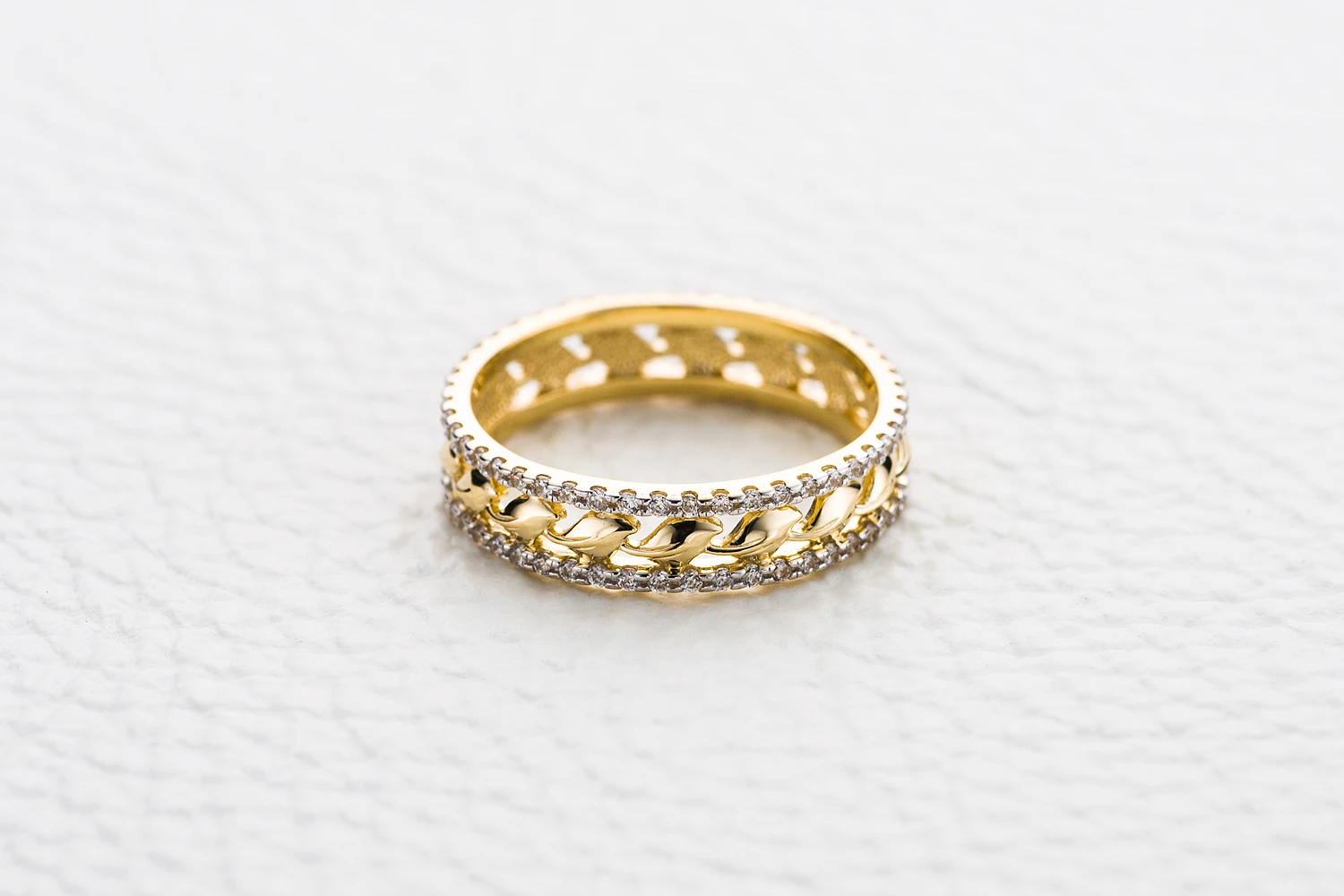 Кольцо из жёлтого золота с 104 фианитами