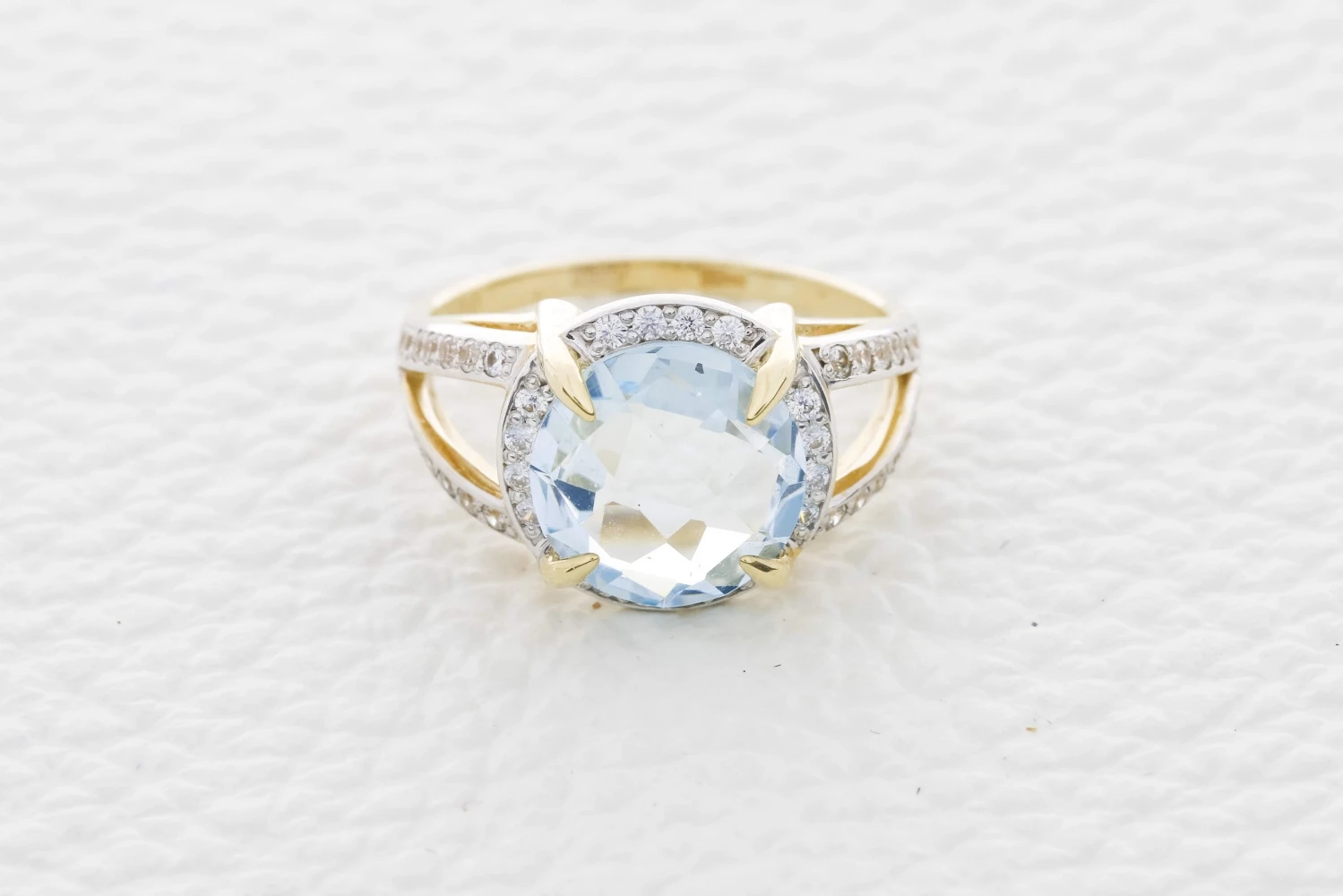Кольцо из жёлтого золота с топазом sky и 44 фианитами