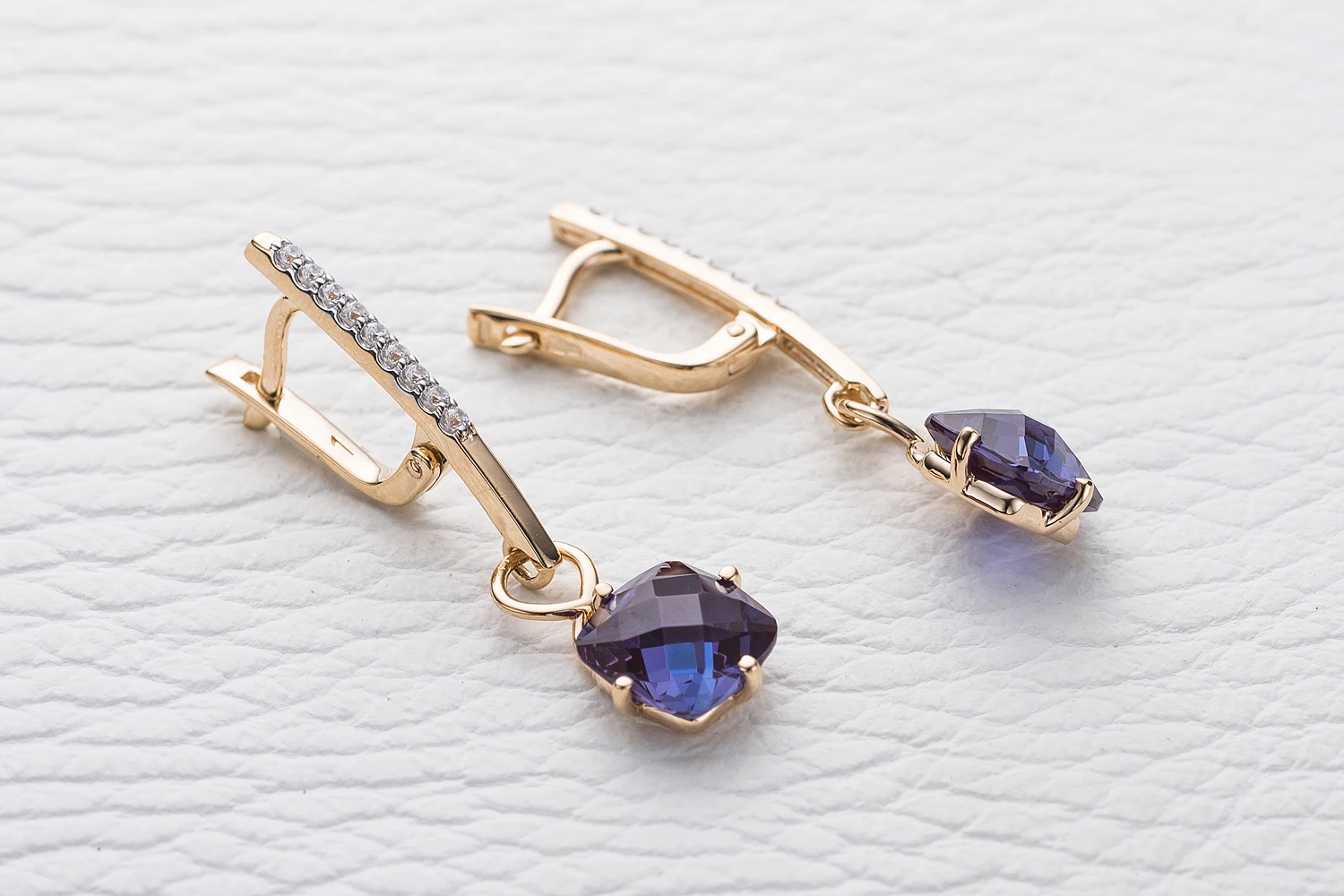 Серьги из красного золота с 2 александритами и 18 фианитами