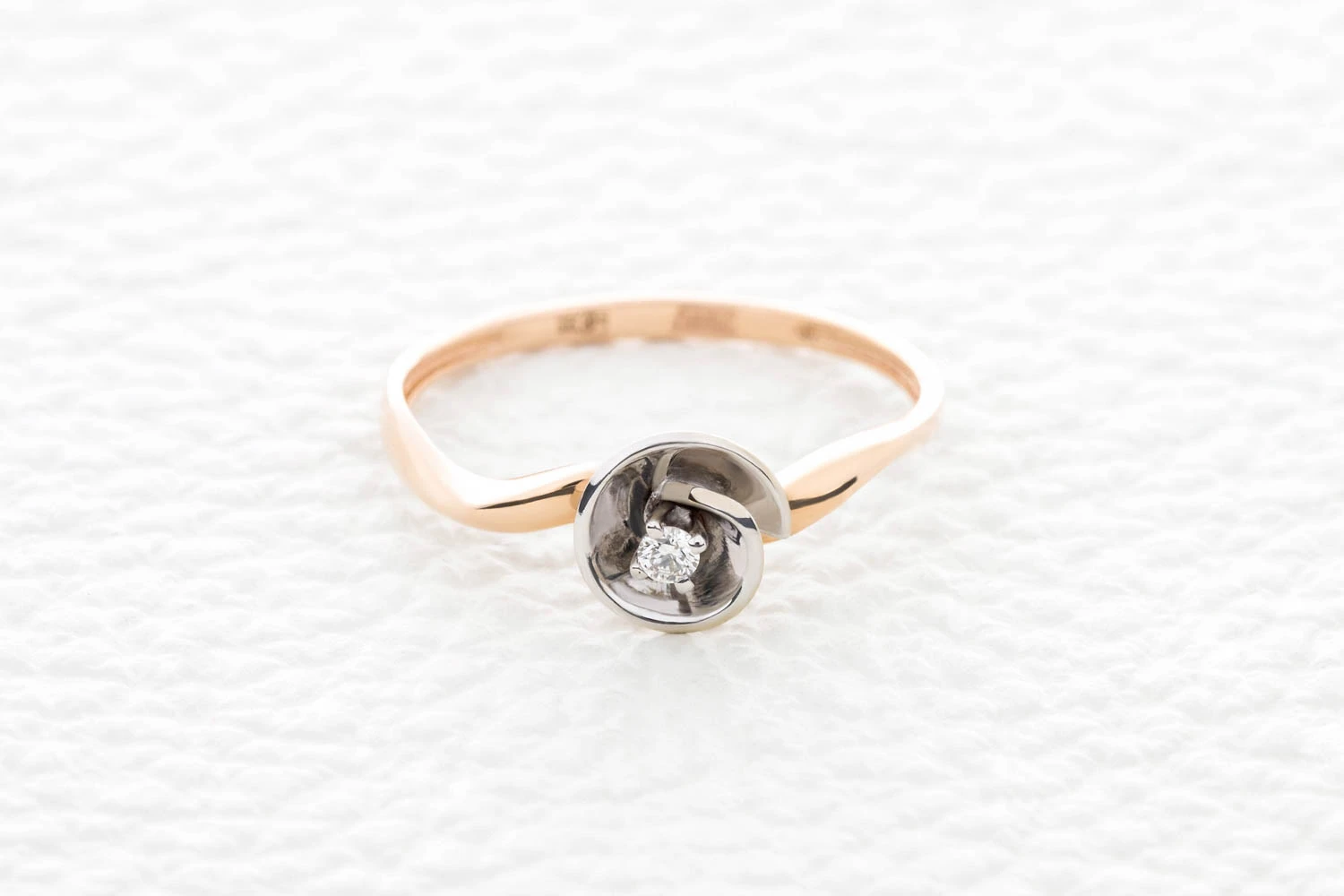 Кольцо из красного золота с фианитом