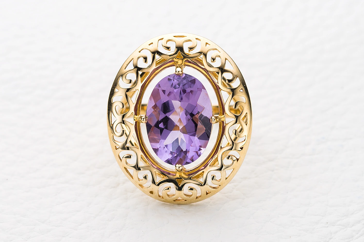 Кольцо из жёлтого золота с аметистом