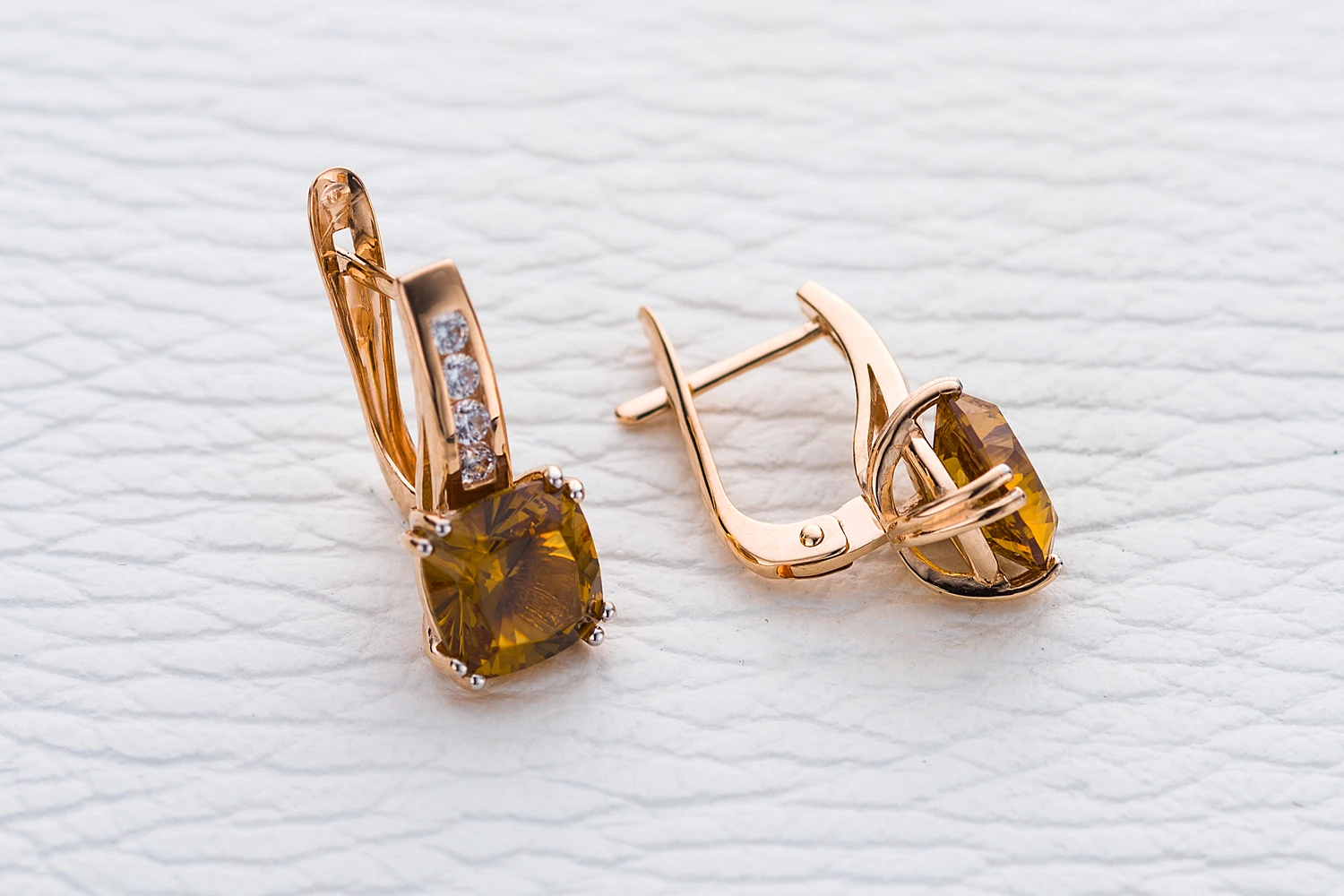 Серьги из красного золота с 2 султанитами и 8 фианитами