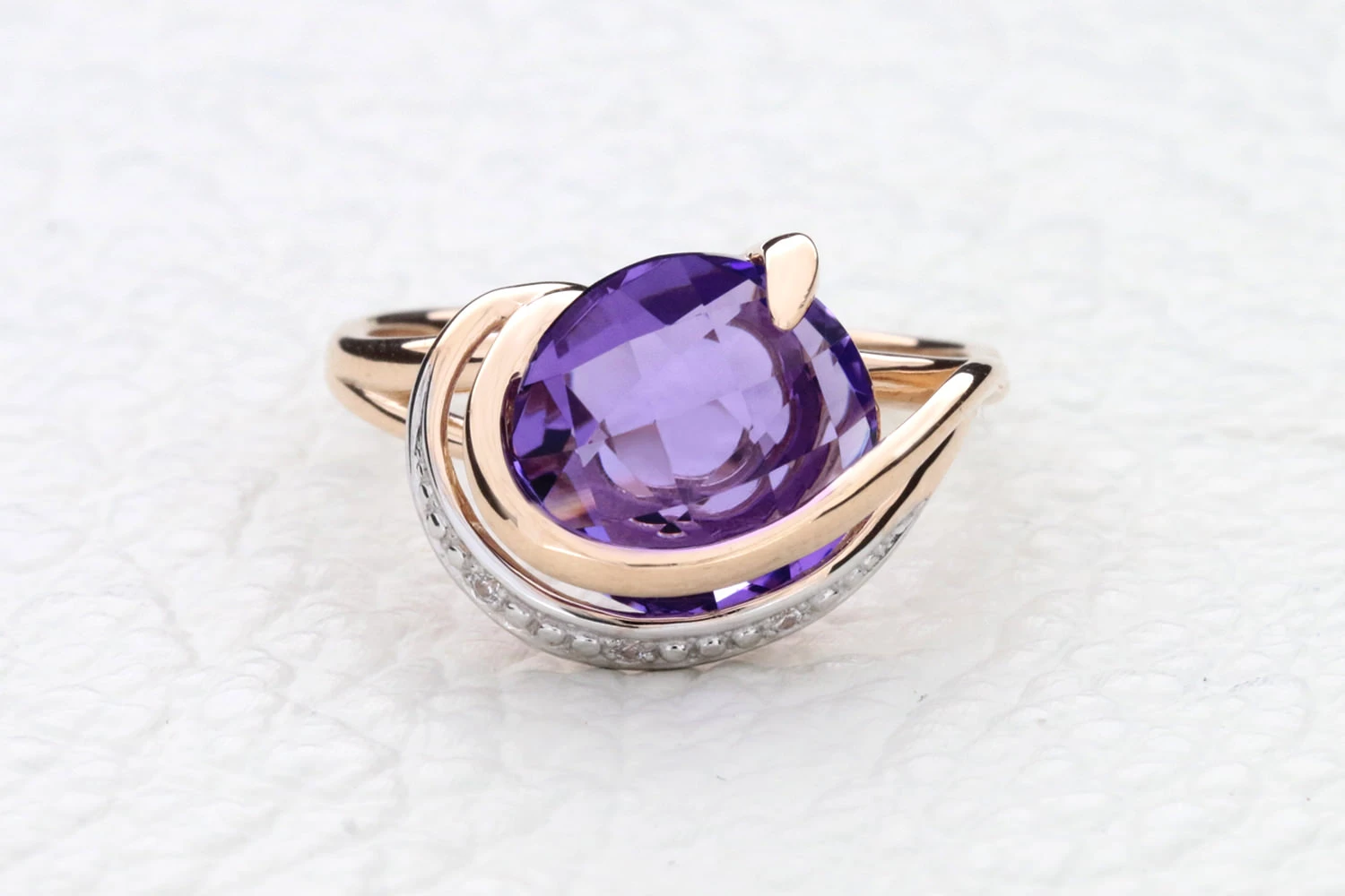 Кольцо из красного золота с аметистом и 3 фианитами