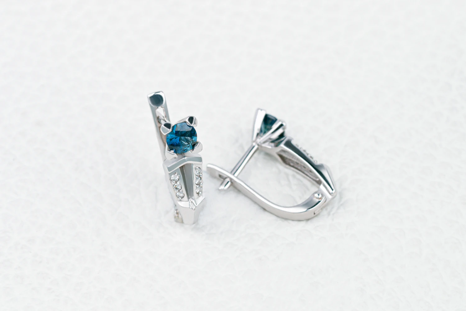 Серьги из белого золота с 2 сапфирами и 12 бриллиантами