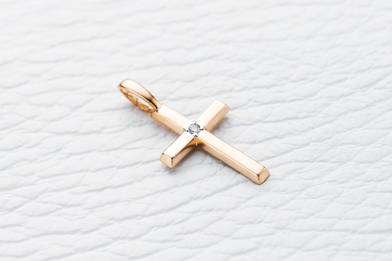 Крест из красного золота с бриллиантом