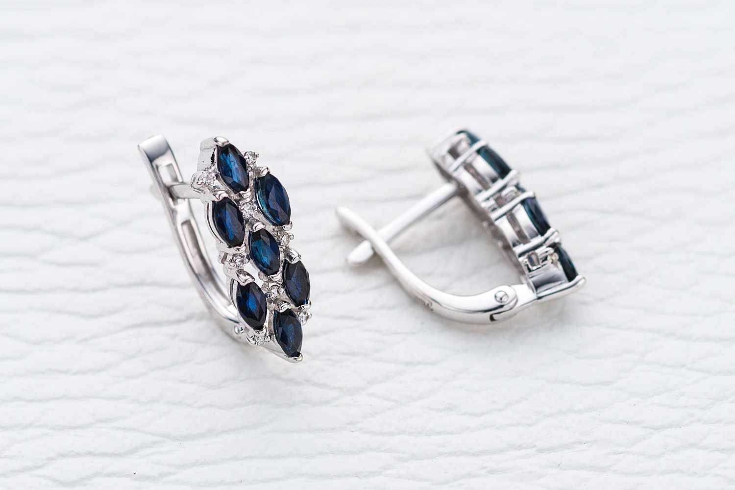 Серьги из белого золота с 14 сапфирами и 16 бриллиантами