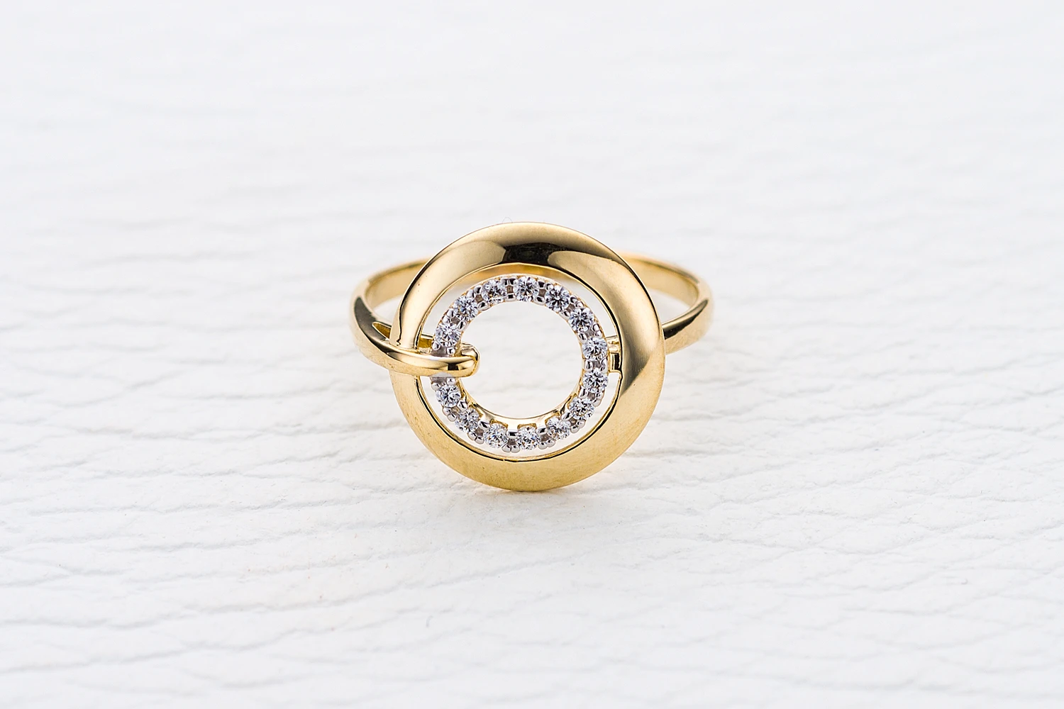 Кольцо Круг из жёлтого золота с 14 фианитами