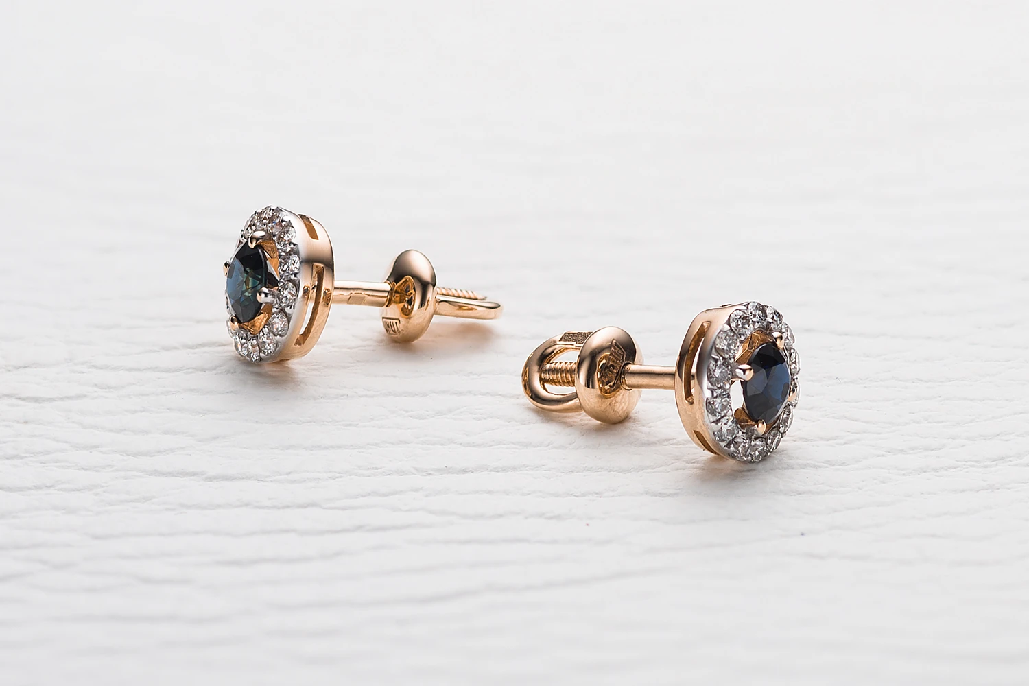 Серьги-пусеты из красного золота с 2 сапфирами и 28 бриллиантами