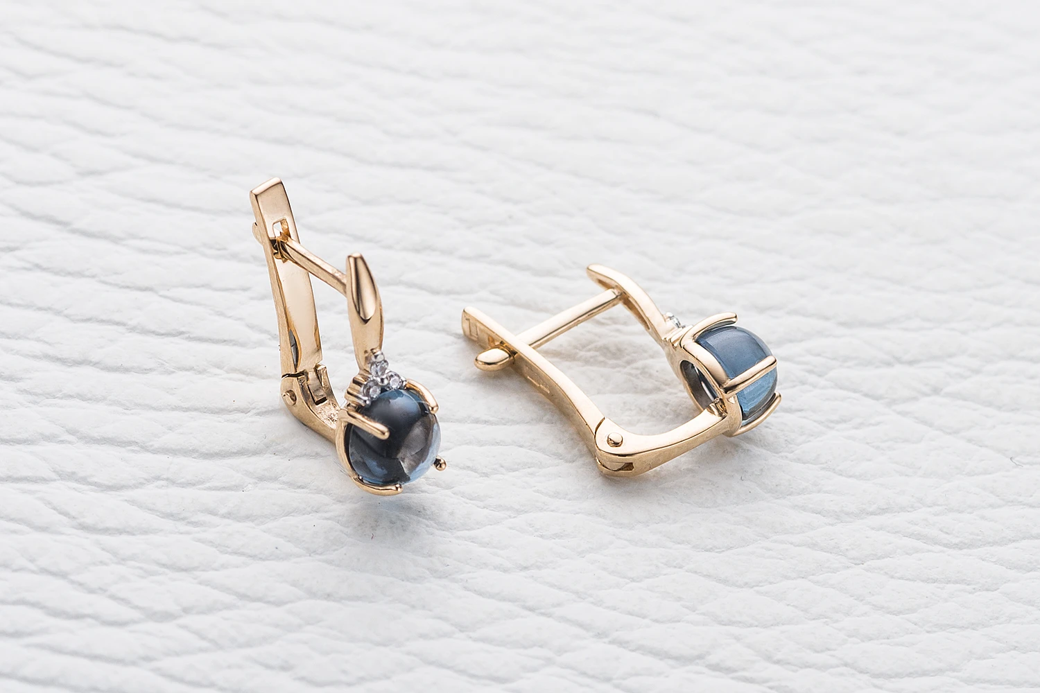 Серьги из красного золота с 2 топазами лондон и 6 фианитами