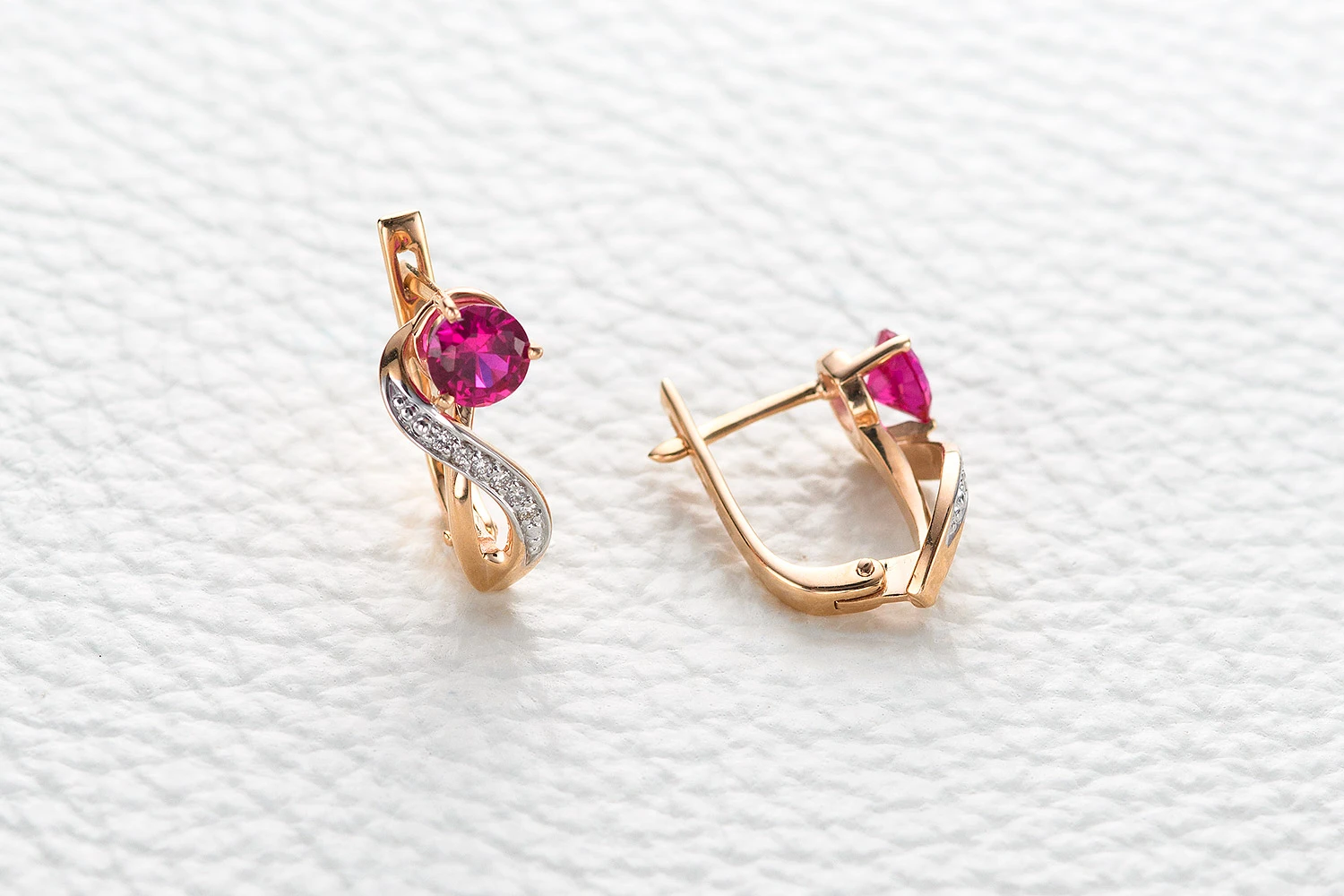 Серьги из красного золота с 2 корундами и 12 бриллиантами