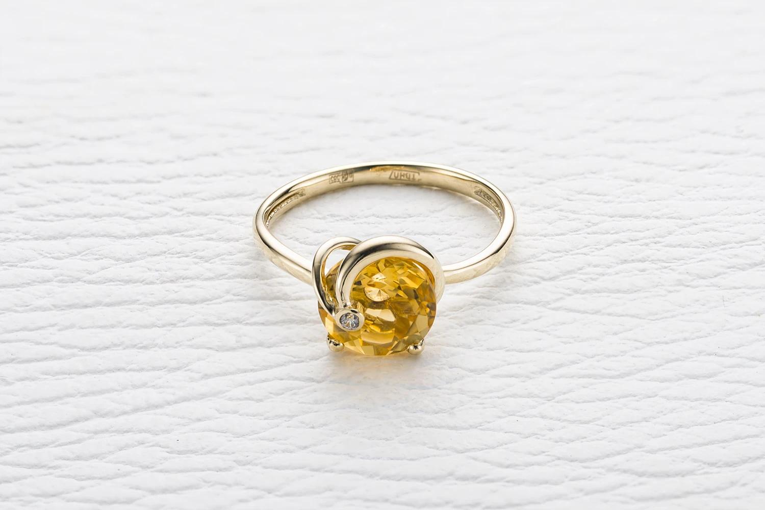 Кольцо из жёлтого золота с цитрином и фианитом