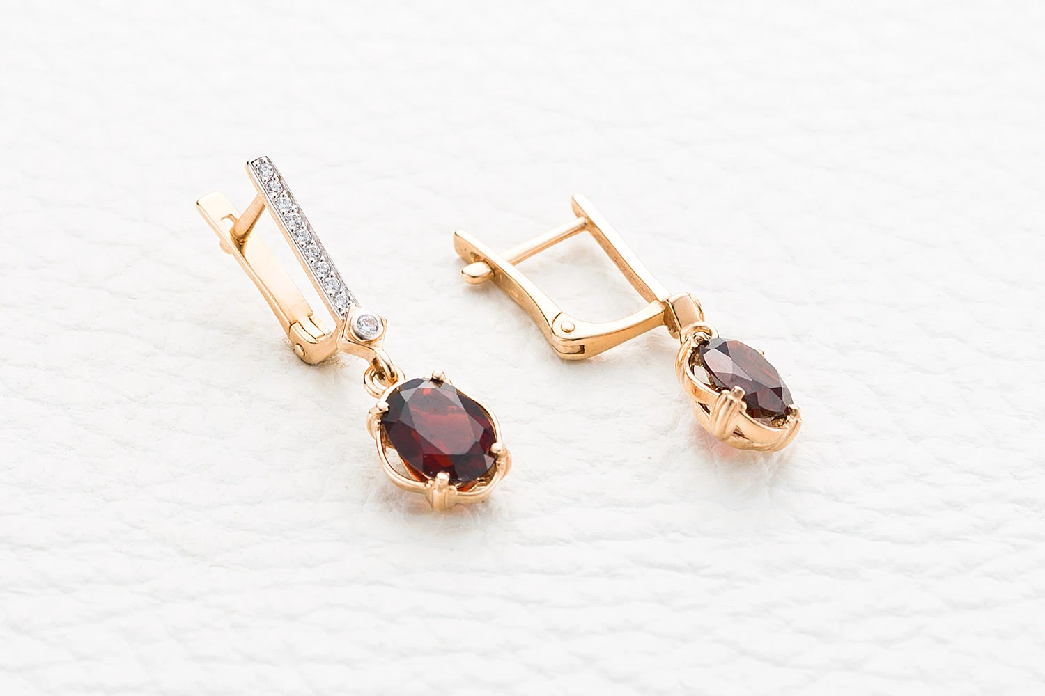 Серьги из красного золота с 2 гранатами и 20 фианитами