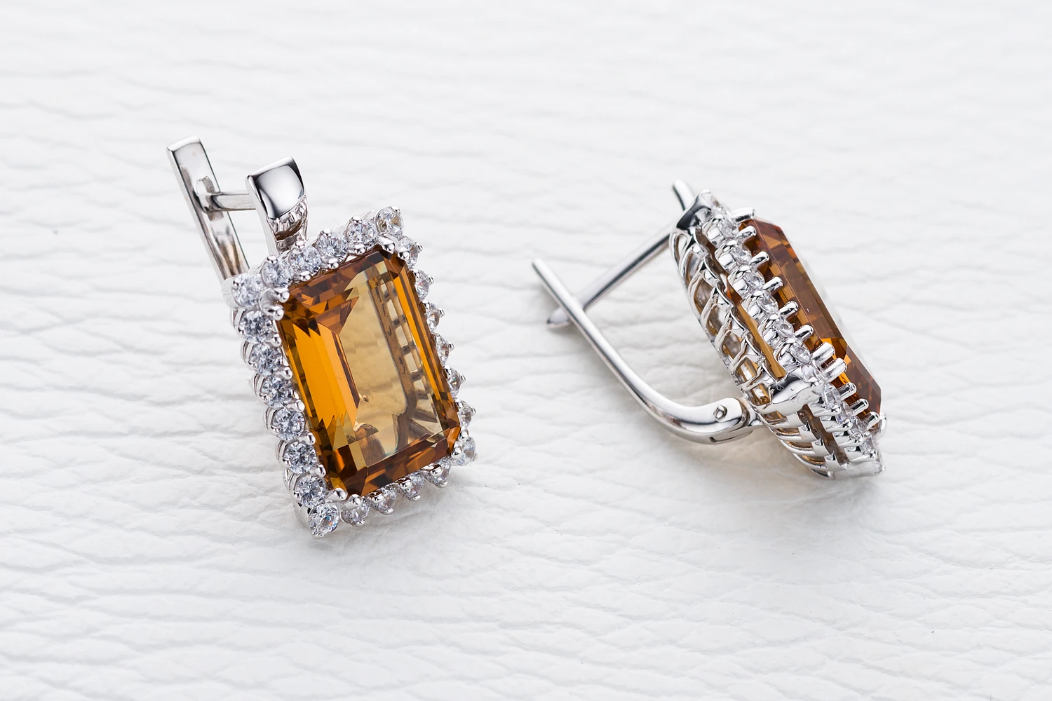 Серьги из белого золота с 2 султанитами и 48 фианитами