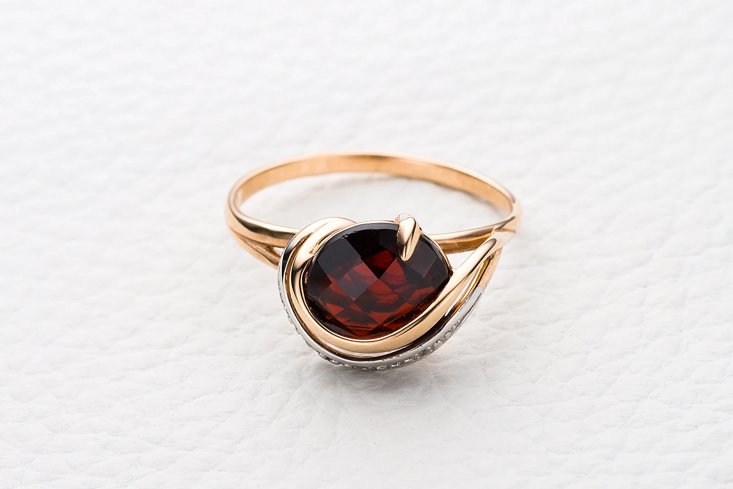 Кольцо из красного золота с гранатом и 3 фианитами