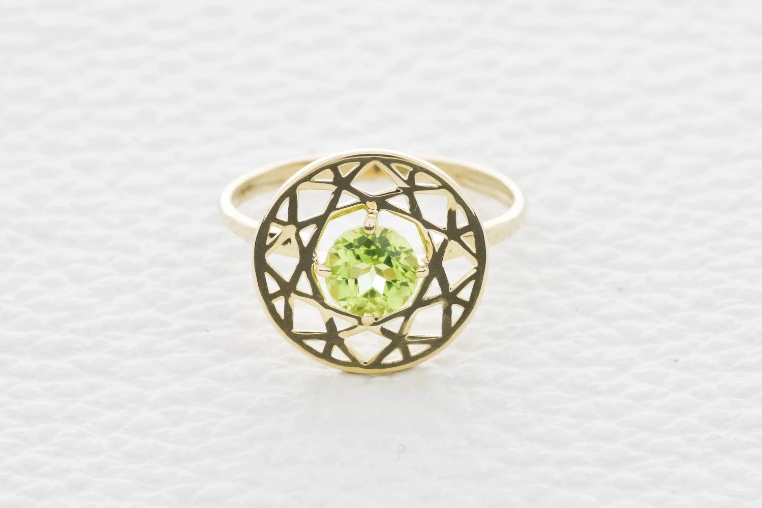 Кольцо Круг из жёлтого золота с хризолитом