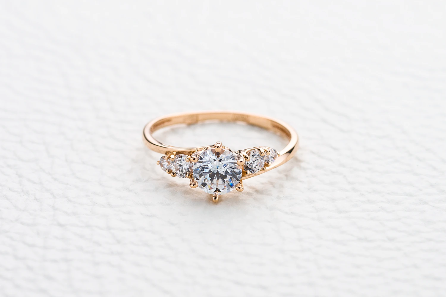 Кольцо из красного золота с кристаллом swarovski и 4 фианитами