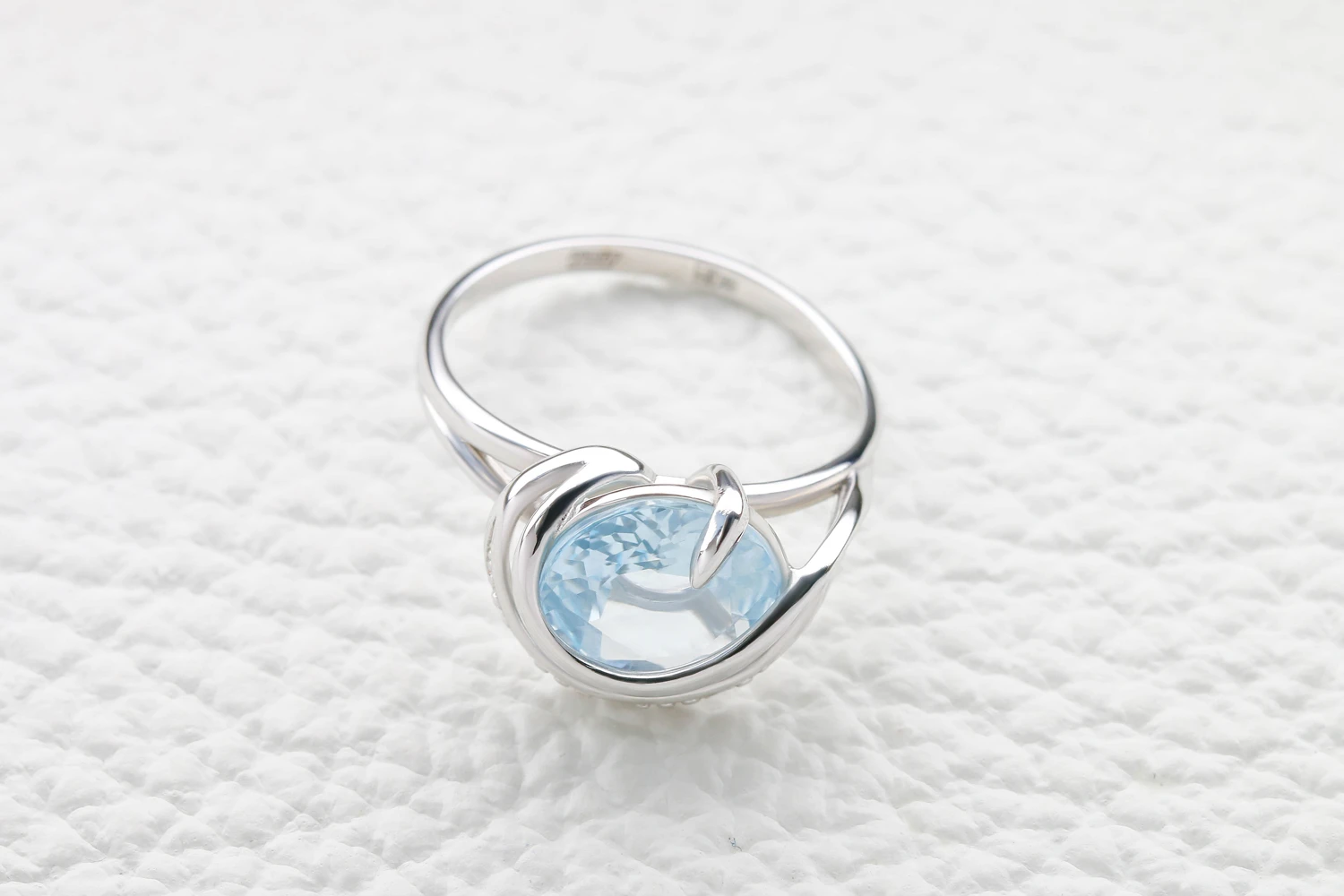 Кольцо из белого золота с топазом sky и 3 фианитами