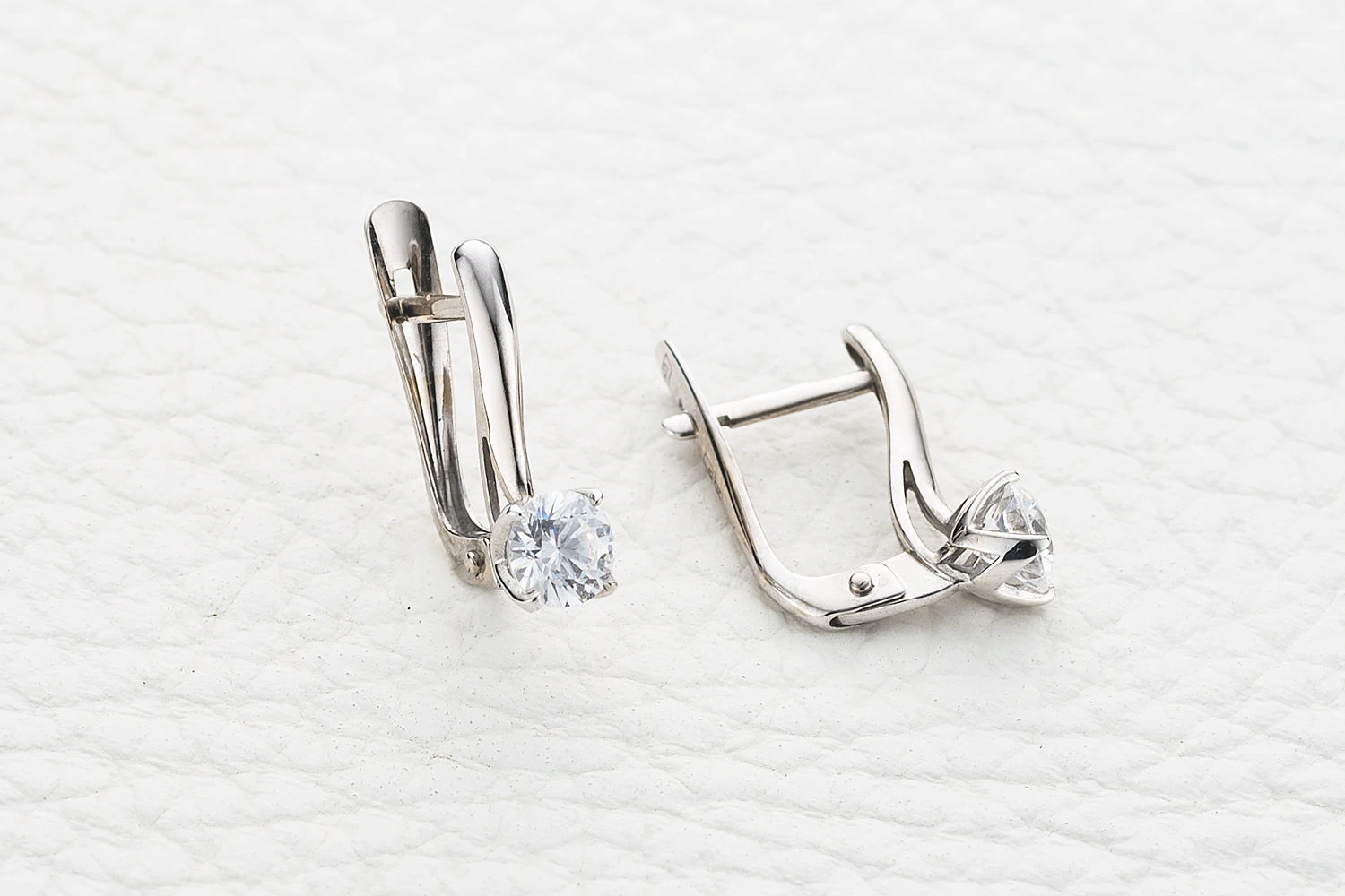Серьги из белого золота с 2 кристаллами swarovski