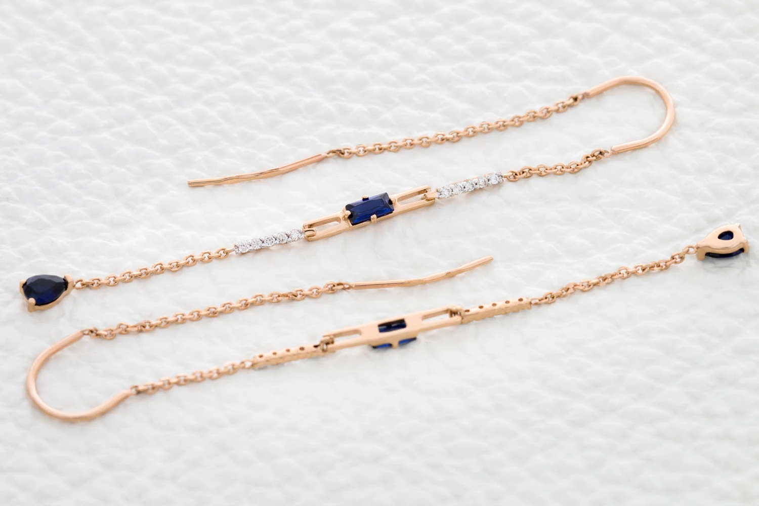 Серьги-продёвки из красного золота с 4 корундами и 20 бриллиантами