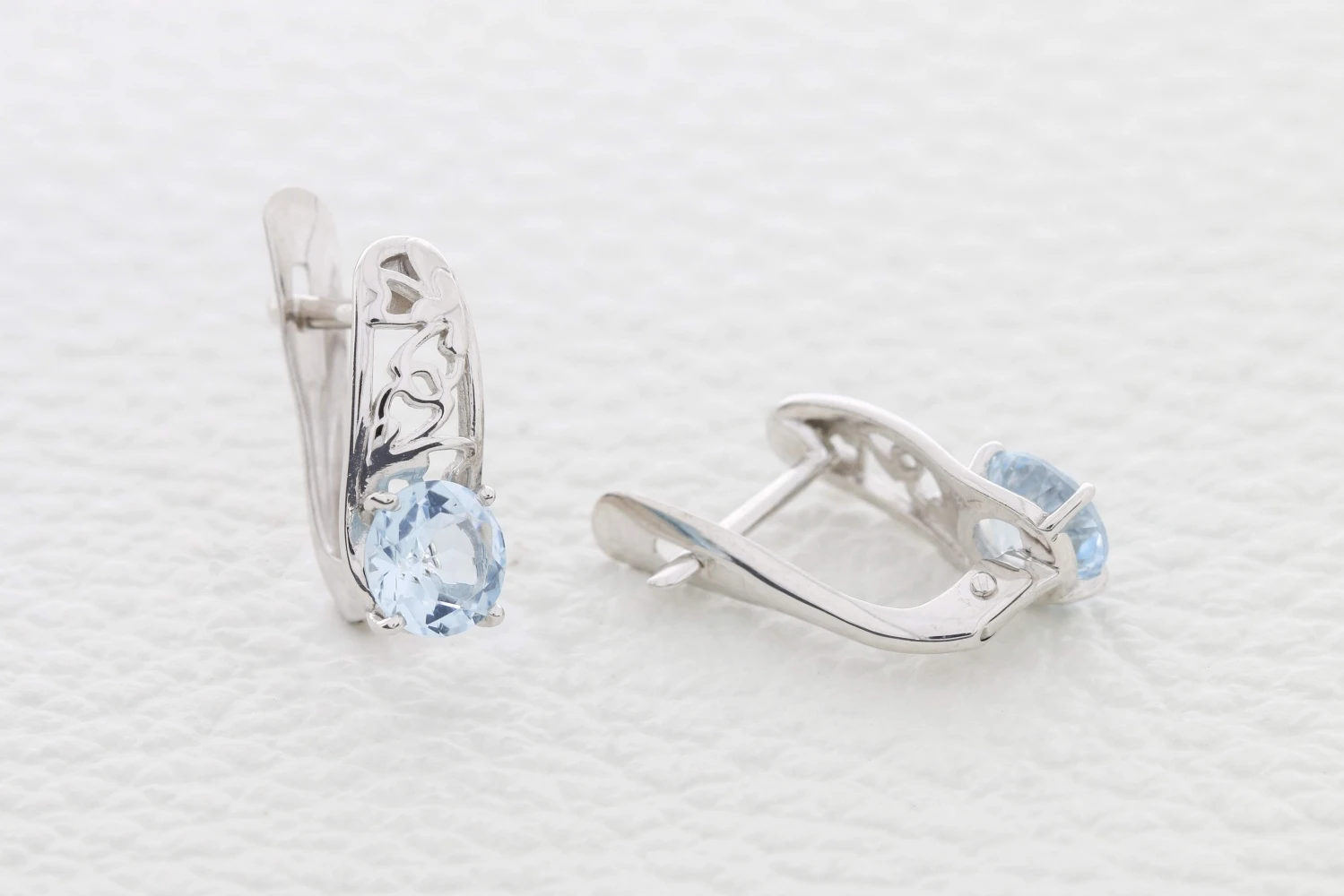 Серьги из белого золота с 2 топазами sky