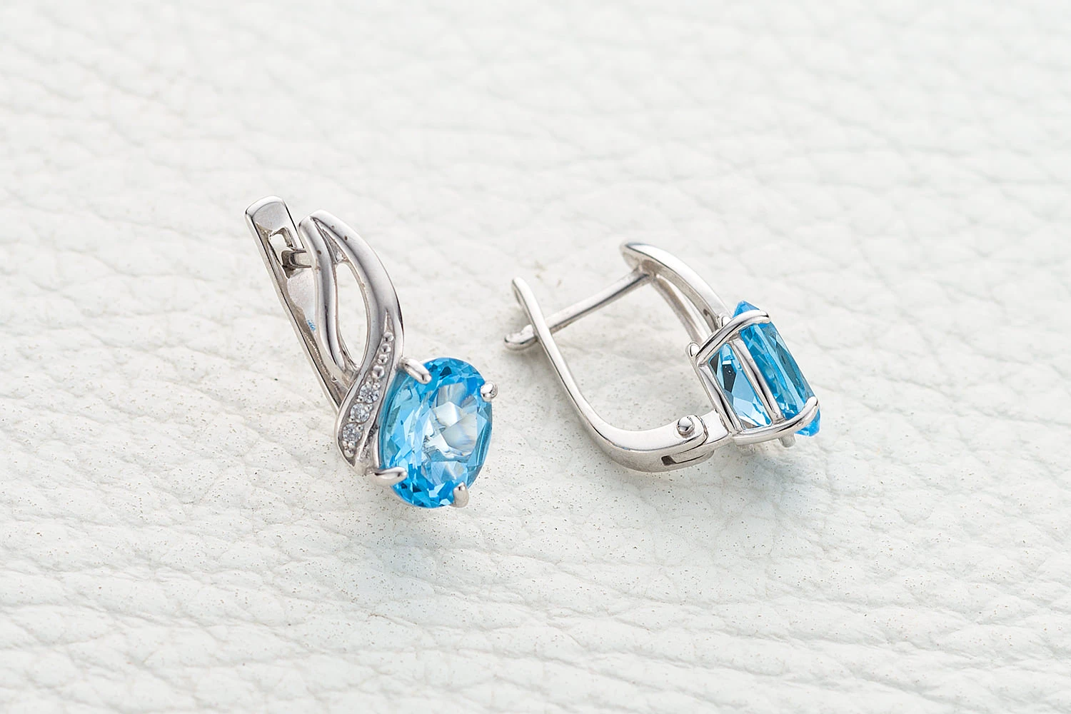 Серьги из белого золота с 2 топазами swiss и 6 фианитами