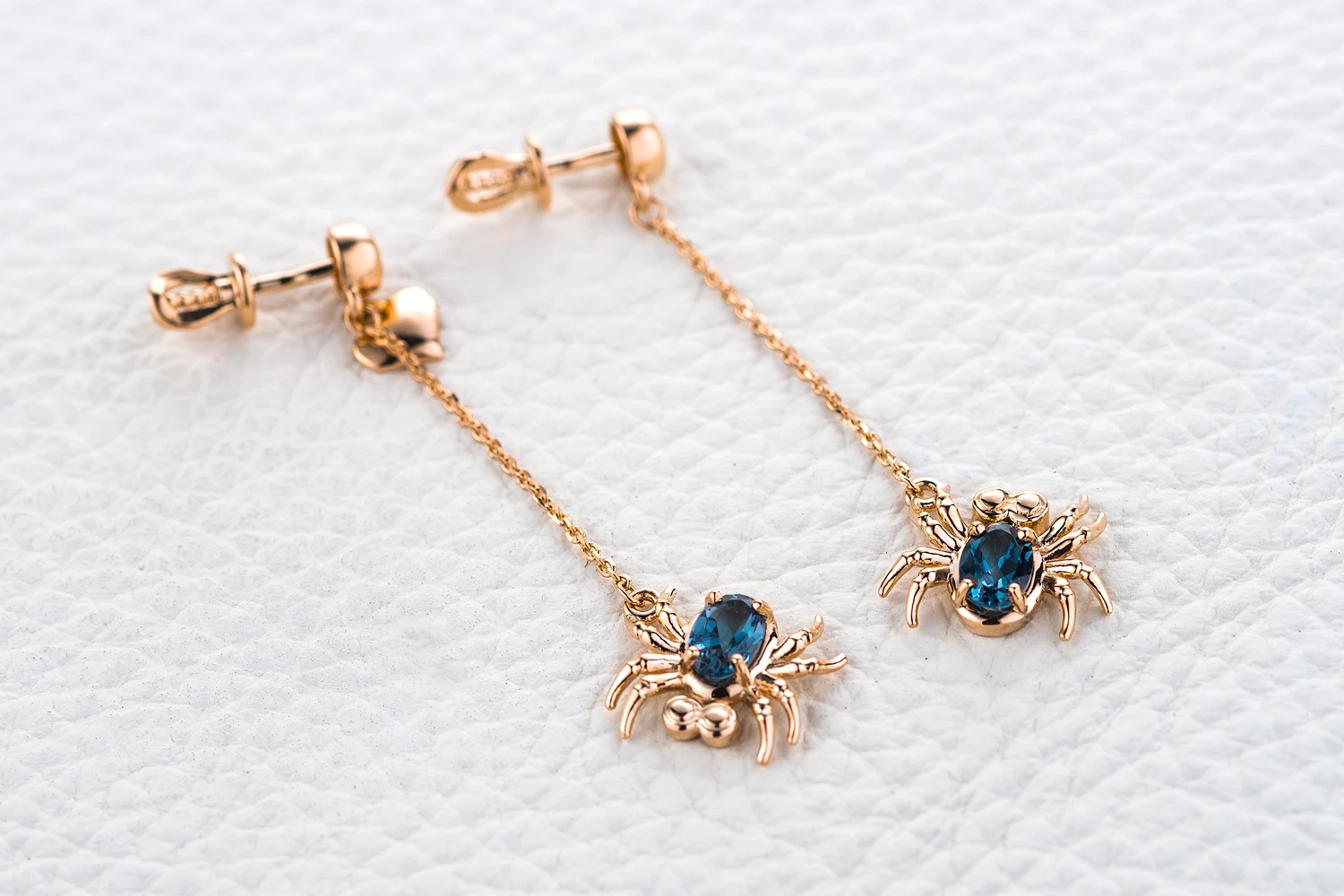 Серьги-пусеты Пауки из красного золота с 2 топазами лондон