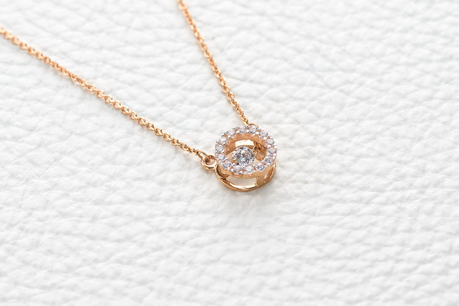 Колье из красного золота с 15 фианитами