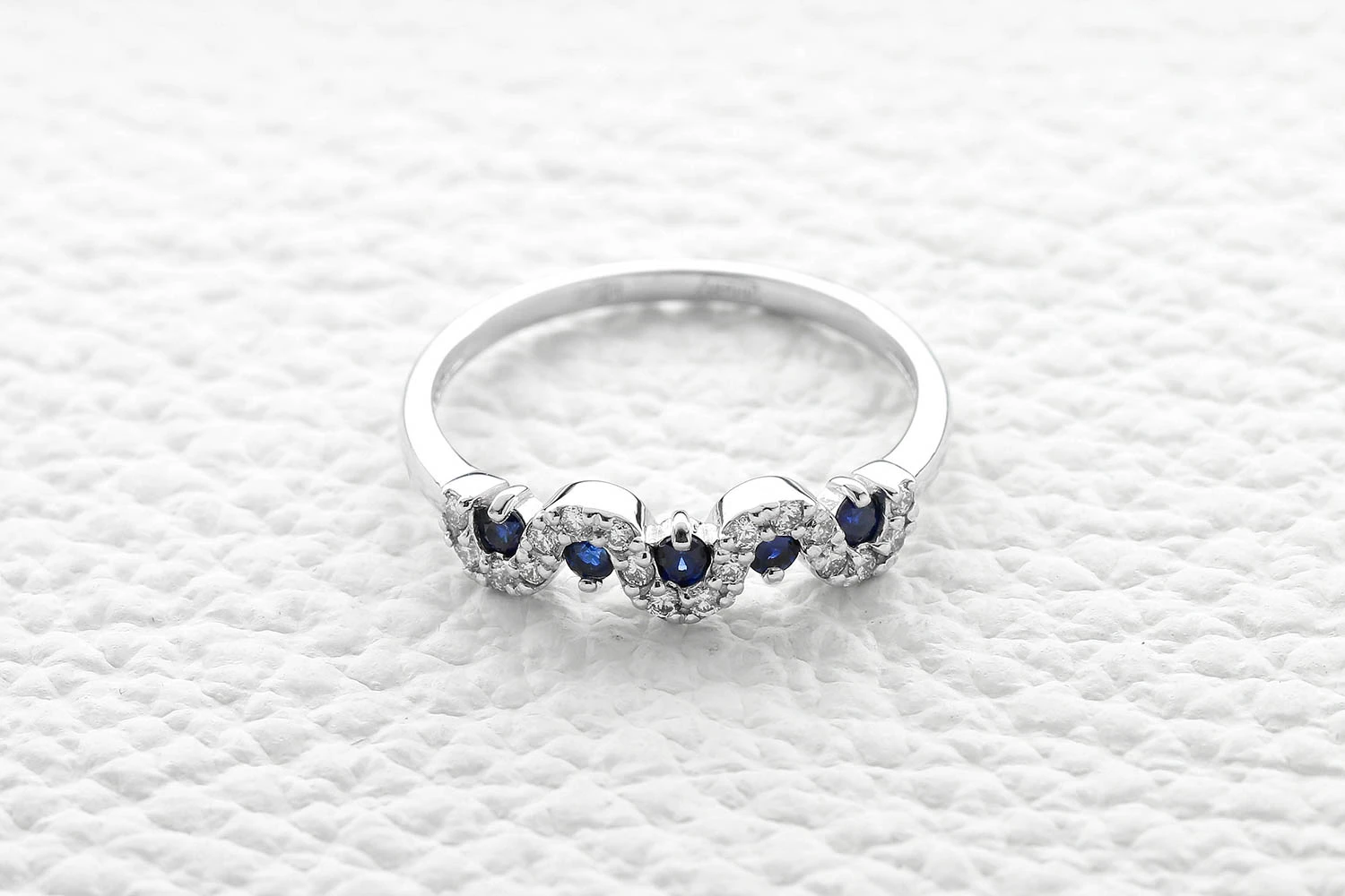 Кольцо из белого золота с 5 сапфирами и 18 бриллиантами