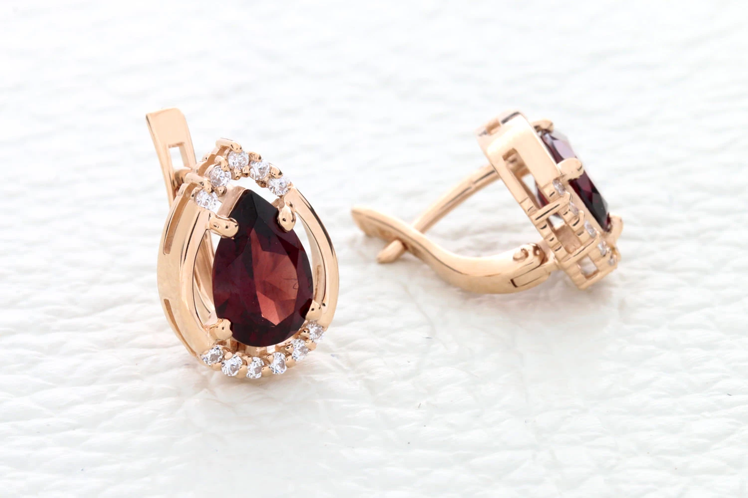 Серьги из красного золота с 2 гранатами и 22 фианитами
